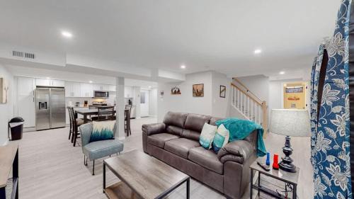 Southeast House | Modern & Updated Unit in Prime Location