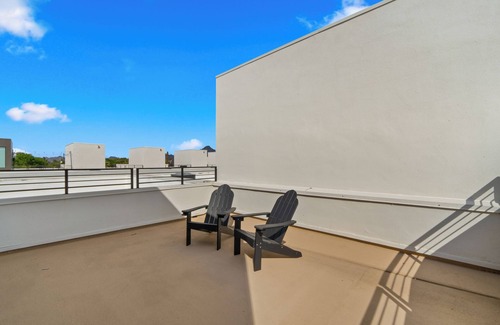 Camelback East House | Modern Urban Retreat 3+ Bedrooms & Roof Deck
