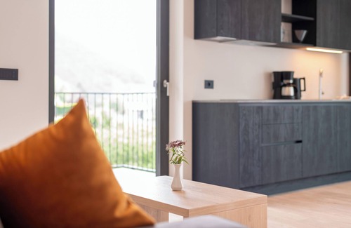 Lagundo Apartment | Modern vacation apartment with saltwater pool, hot whirlpool, panorama on the Algunder Waalweg