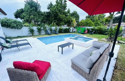 North Miami House | Modern Vacation Home with pool- Conveniently located to Restaurants & Beach