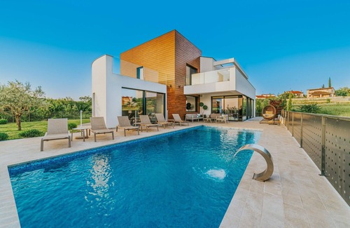 Farini Villa | Modern villa Aria with pool and jacuzzi in Višnjan