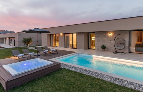 Labinci Villa | Modern Villa Daleo with heated pool and jacuzzi