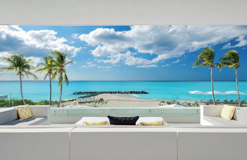 Leeward Settlement Villa | Modern Villa with Exceptional Pool in Turks and Caicos