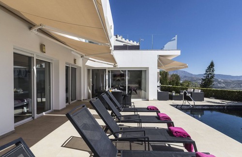 Salobrena Villa | Modern villa with heated privat pool and jacuzzi