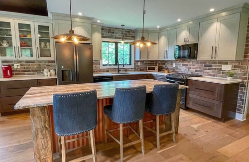 Mount Holly House | Modern VT Farmhouse w/Hot Tub - 10 mins to Okemo