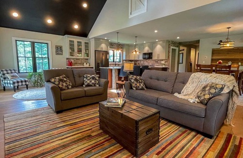 Mount Holly House | Modern VT Farmhouse w/Hot Tub - 10 mins to Okemo