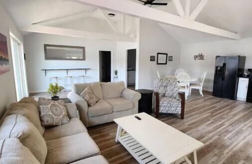 Waverly Apartment | Modern Waterfront Apt Lake White