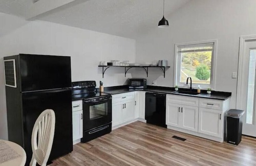 Waverly Apartment | Modern Waterfront Apt Lake White