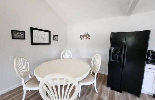 Waverly Apartment | Modern Waterfront Apt Lake White