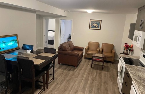Fonthill Apartment | Modern, well-equipped, and centrally located
