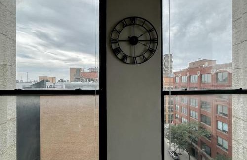 West Loop Apartment | Modern West Loop Gem-City Views & Prime Location 4
