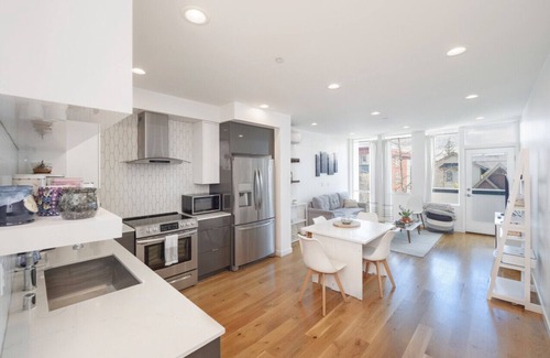 High Point Villa | Modern West Seattle 1BR, Rooftop + Walk to Beach