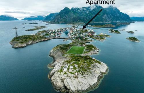 Henningsvaer Apartment | Modern with mountains and sea views in Henningsvær