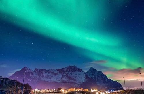 Henningsvaer Apartment | Modern with mountains and sea views in Henningsvær