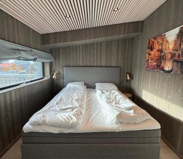 Henningsvaer Apartment | Modern with mountains and sea views in Henningsvær