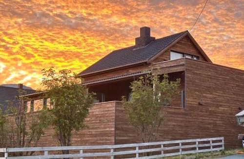 Karlsy Villa | Moderne bolig med 4 soverom på vakre vannøy