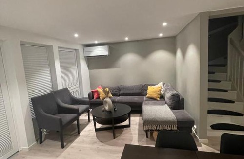 Ny Hellesund House | Moderne hytte rett ved sjøen, familievennlig beliggenhet i Åros