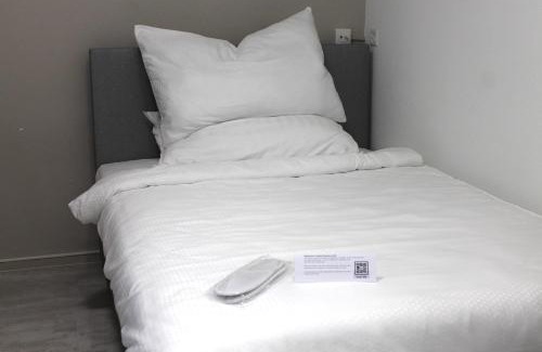 Bilten Apartment | Modernes Studio mit eigenem Bad, Küche & Parkplatz