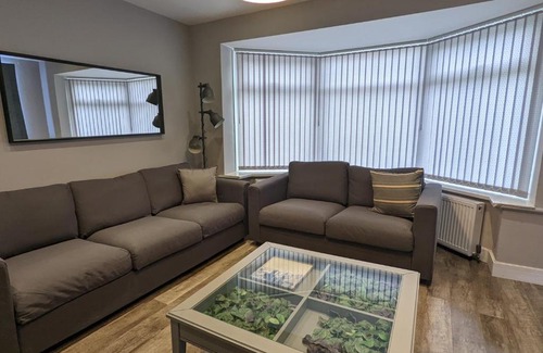 Chapeltown Apartment | Modernised 4 Bedroom Property Close To City Centre, Harehills Lane