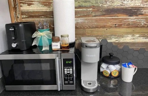 East Pensacola Heights Cottage | Modernized 2BR Historic Home w/King bed