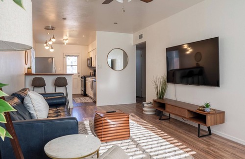 Camelback East Apartment | Modernized Midtown PHX Private 2BR – Pet Friendly!