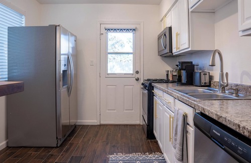 Camelback East Apartment | Modernized Midtown PHX Private 2BR – Pet Friendly!