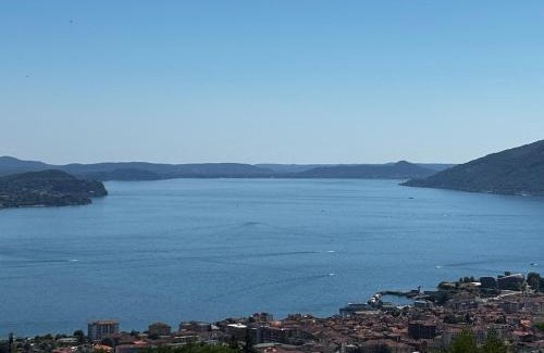 Cissano Apartment | Moderno appartamento vista sul lago Maggiore