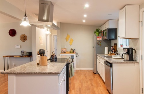 Joshua Tree House | Mojave Haven: Fast WiFi, New Heat/AC, Private Backyard in downtown Joshua Tree