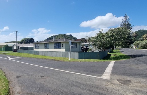 Awakino House | MOKAU 'Number One' Bach situated 5 minutes drive from Mokau 1 Briscoe st Awakino