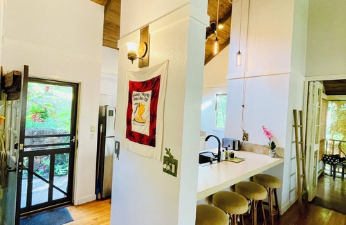 Maunaloa Condo | Molokai HideAway Hut: Snooze by seals + Wake to songbirds ~200 yds to the Ocean!