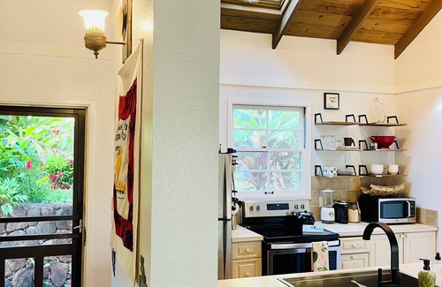 Maunaloa Condo | Molokai HideAway Hut: Snooze by seals + Wake to songbirds ~200 yds to the Ocean!