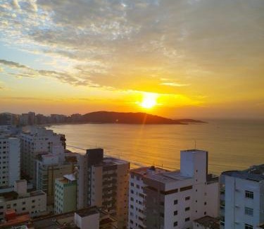 Praia do Morro Apartment | Momentos inesquecíveis em um novo e moderno apto na Praia do Morro, com deslumbrante vista mar, a uma quadra da praia, redes de proteção, quartos com ar condicionado, roupas de cama e banho, TV 65, internet, prédio com piscina, portaria 24 horas e 2 vagas