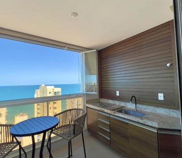 Praia do Morro Apartment | Momentos inesquecíveis em um novo e moderno apto na Praia do Morro, com deslumbrante vista mar, a uma quadra da praia, redes de proteção, quartos com ar condicionado, roupas de cama e banho, TV 65, internet, prédio com piscina, portaria 24 horas e 2 vagas