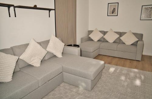 Swiss Cottage Apartment | Moments Made Here, Spacious Swiss Cottage with 4 Bedrooms, Sleeps 10, Free WiFi