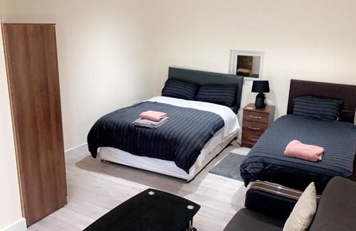 Feltham North House | Mon Repos Private Rooms Heathrow Airport