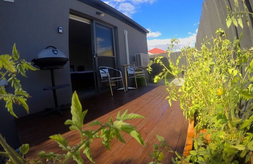 Glenorchy Apartment | Monaaray Studio-10 minutes drive from Hobart's CBD and only 5 minutes from MONA.