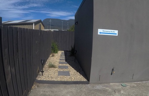 Glenorchy Apartment | Monaaray Studio-10 minutes drive from Hobart's CBD and only 5 minutes from MONA.