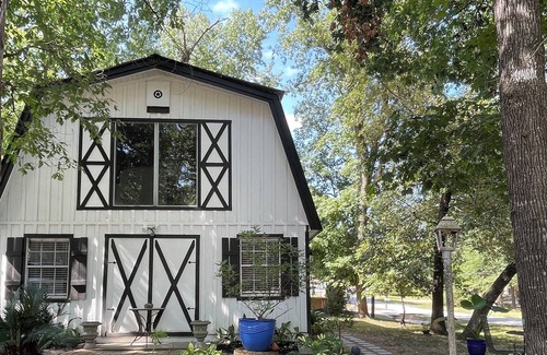 Panorama Village House | Monochrome Barndominium in Golf Course Community just off I-45