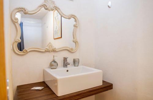 Monterotondo Marittimo Apartment | Monolocale con bagno, angolo cottura e letto matrimoniale a Baldacchino