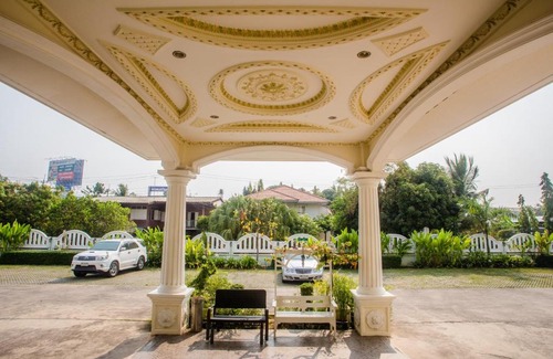 Phitsanulok Hotel | Monrawee Pavilion Resort
