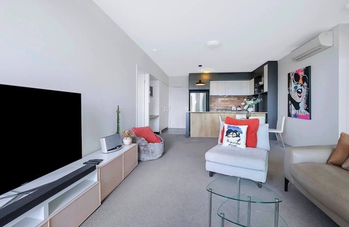 West End Apartment | Montague Metropolitan Brisbane Cityscape Oasis