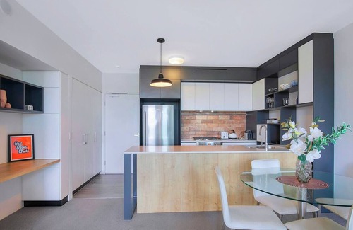 West End Apartment | Montague Metropolitan Brisbane Cityscape Oasis