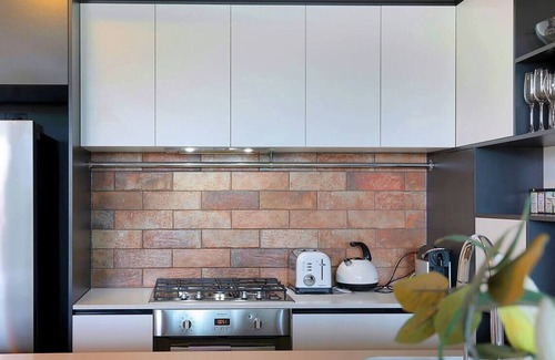 West End Apartment | Montague Metropolitan Brisbane Cityscape Oasis