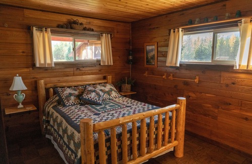 Polebridge Cabin | Montana Log Cabin w/Full Amenities- Stunning Views of Glacier National Park!