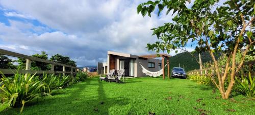 Espera Feliz House | Monte Paraíso - banheira e vista da Pedra Menina