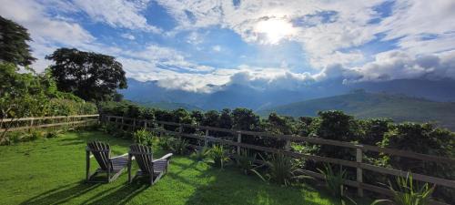Espera Feliz House | Monte Paraíso - banheira e vista da Pedra Menina