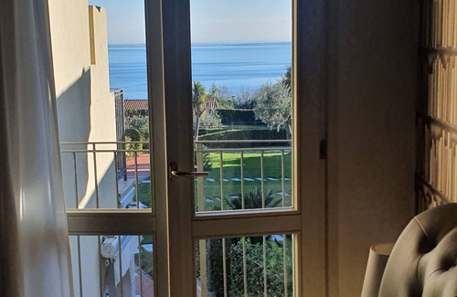 Manerba del Garda Apartment | Montecolo Resort three-room apartment with splendid lake view, swimming pool