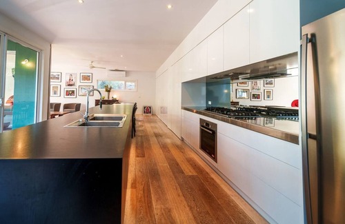 Castlemaine House | Montez House: Pool Retreat