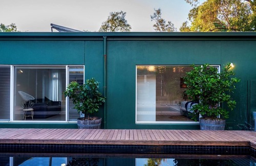 Castlemaine House | Montez House: Pool Retreat