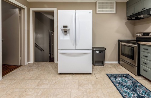 Marion House | Monthly Rental with Fenced Yard & Workspace
